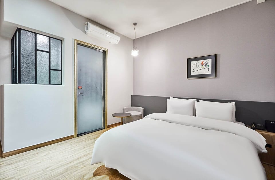 Standard Double Room (previously Pacific Hotel GimpoAirport) | Individually furnished, desk, free WiFi