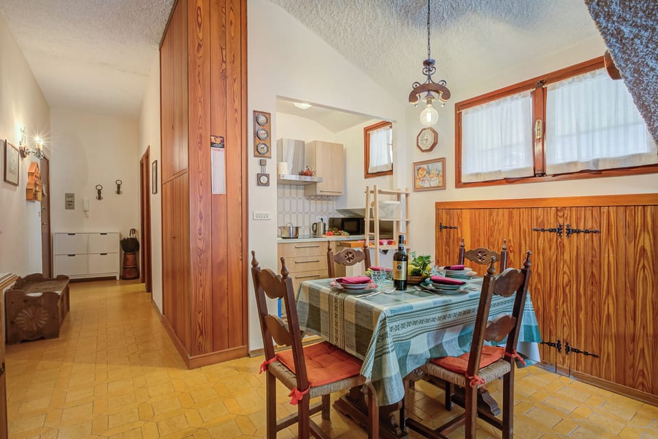 Family Apartment, Multiple Bedrooms (The Secret Garden) | Dining