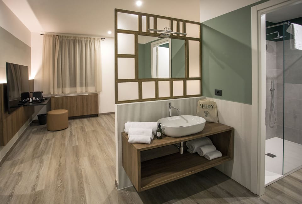 Exclusive Suite | Egyptian cotton sheets, premium bedding, down comforters, pillowtop beds