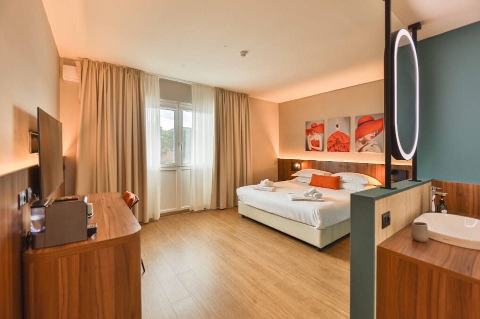 Deluxe Double or Twin Room, 1 King Bed | Egyptian cotton sheets, premium bedding, down comforters, pillowtop beds