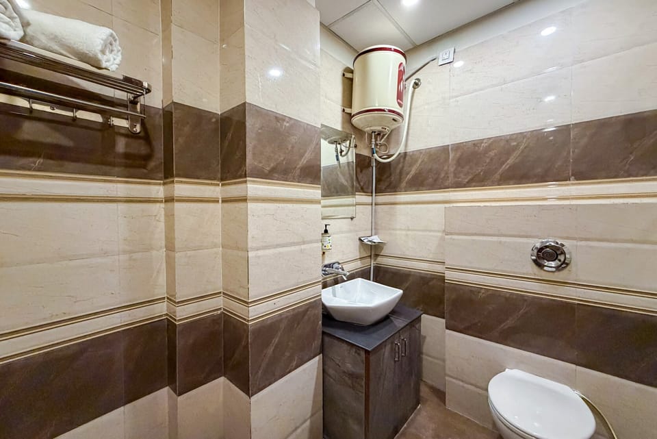 Executive Double Room | Bathroom | Free toiletries, hair dryer, slippers