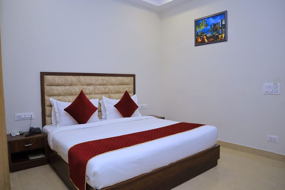 Deluxe Double Room | Desk, laptop workspace, soundproofing, iron/ironing board