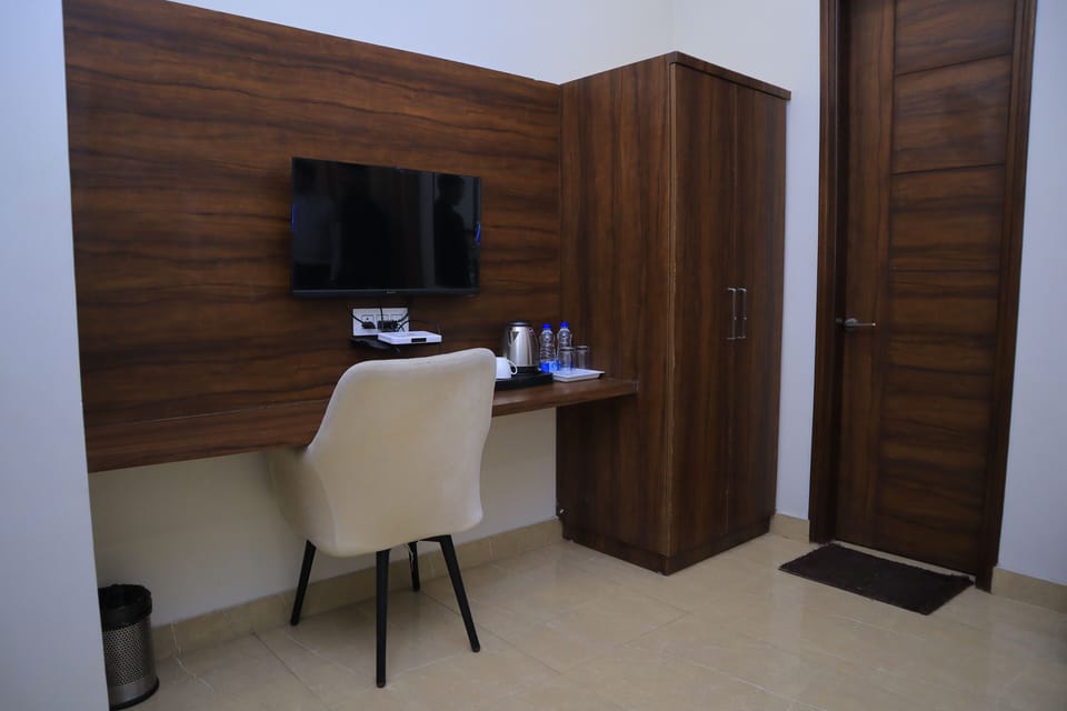 Deluxe Double Room | Desk, laptop workspace, soundproofing, iron/ironing board