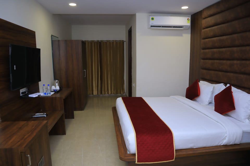 Executive Double Room | Desk, laptop workspace, soundproofing, iron/ironing board