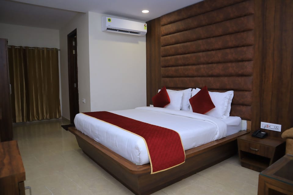 Executive Double Room | Desk, laptop workspace, soundproofing, iron/ironing board