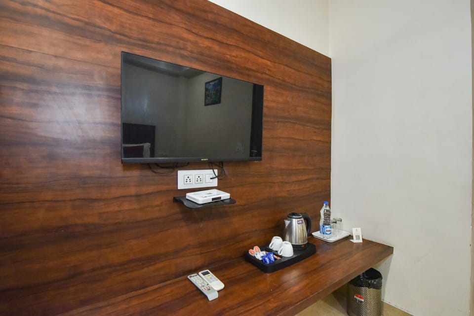 Deluxe Double Room | Desk, laptop workspace, soundproofing, iron/ironing board