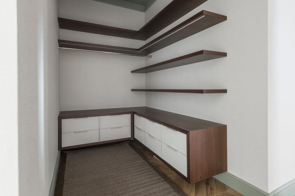 Travel crib, free WiFi, bed sheets
