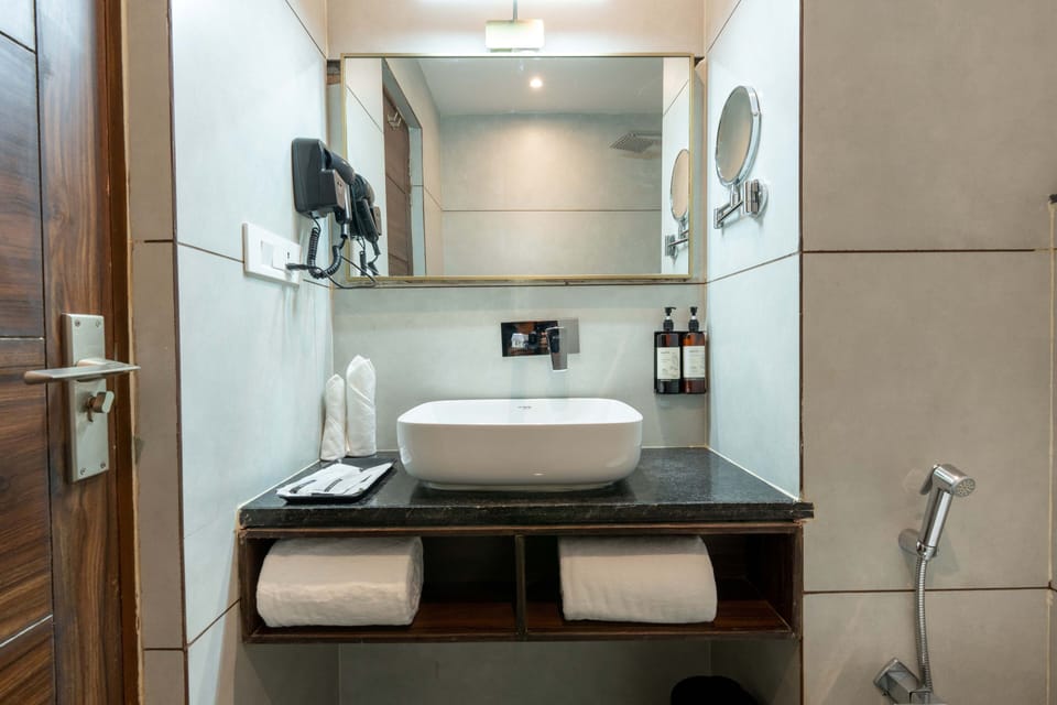 Shower, rainfall showerhead, free toiletries, hair dryer