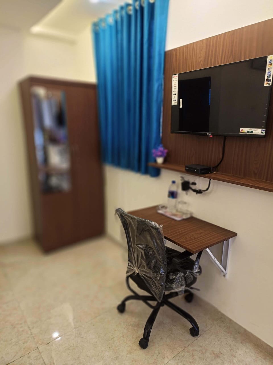 1 bedroom, desk