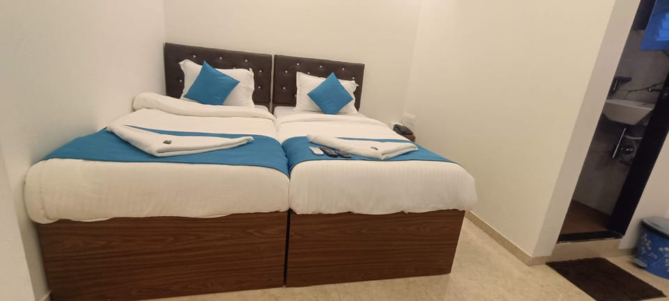 1 bedroom, desk