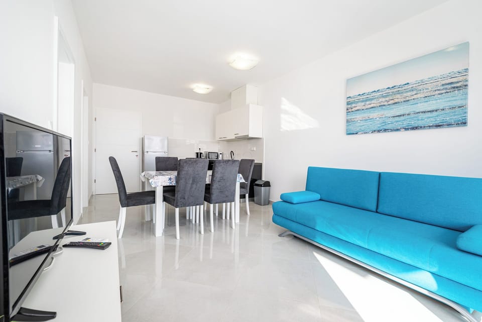 Apartment, 1 Bedroom, Balcony, City View | Living area