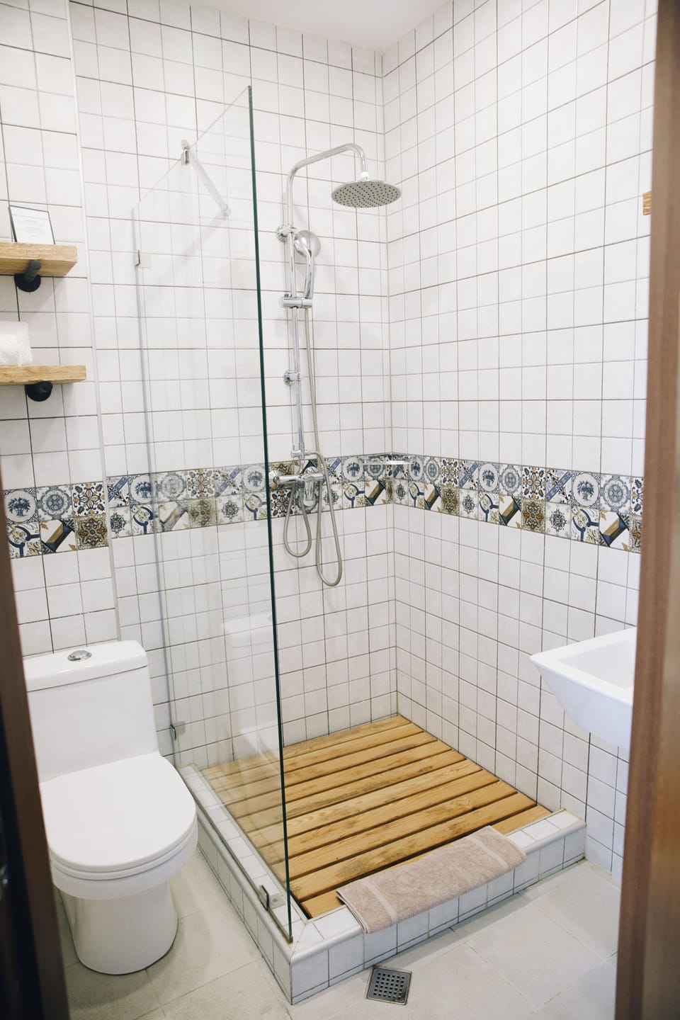 Economy Double Room, Garden View, Ground Floor | Individually decorated, individually furnished, free WiFi, bed sheets