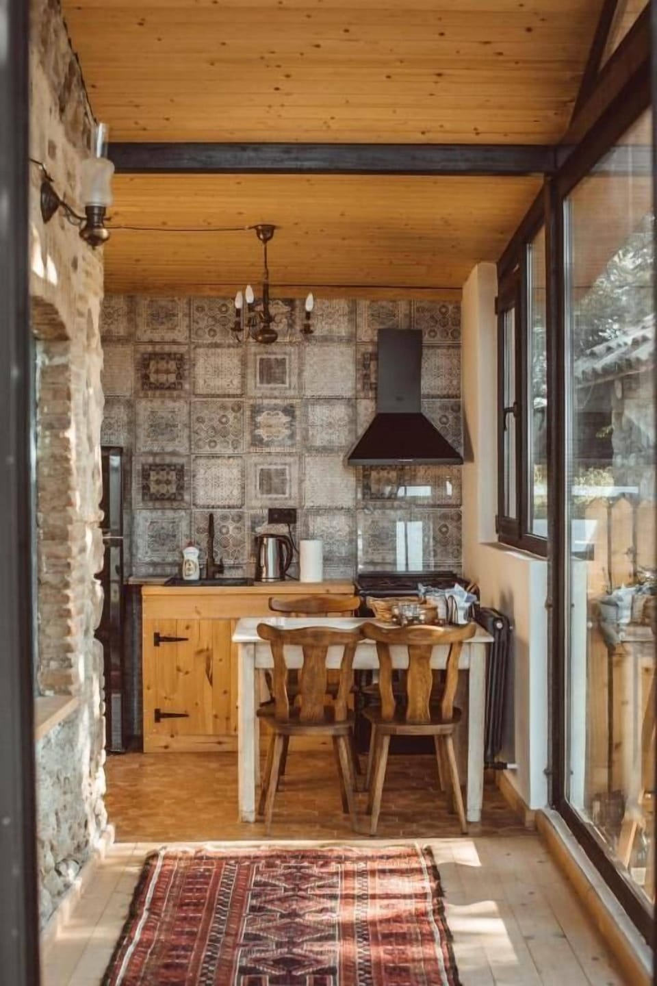 Design Suite, 1 King Bed, Kitchen, Garden View | Shared kitchen facilities | Highchair