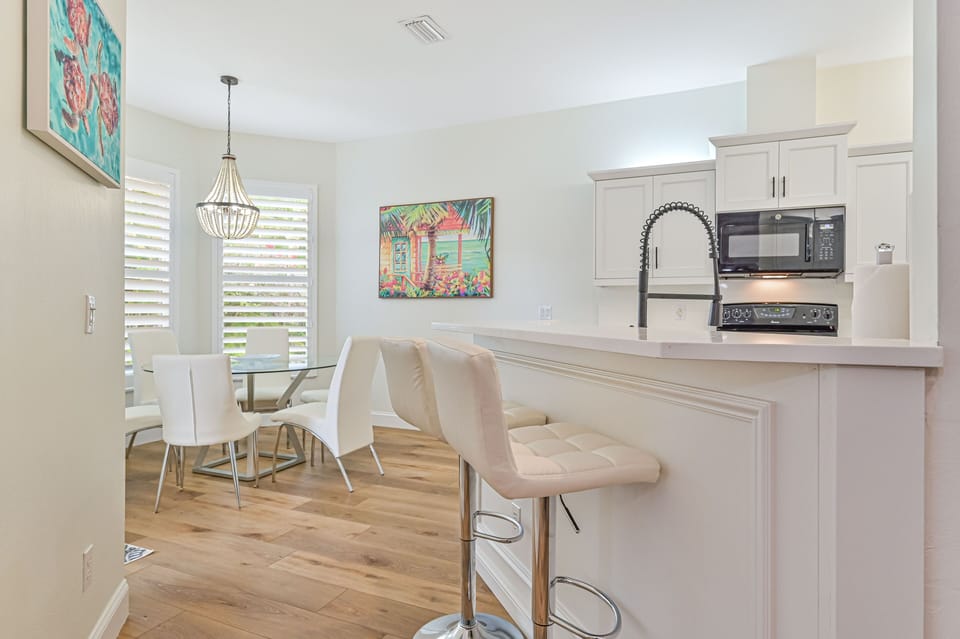 SW28388 - Fully equipped kitchen with breakfast bar and breakfast nook