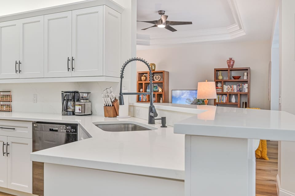 SW28388 - Fully equipped modern Kitchen w/ quartz countertops, breakfast bar & bright dining nook