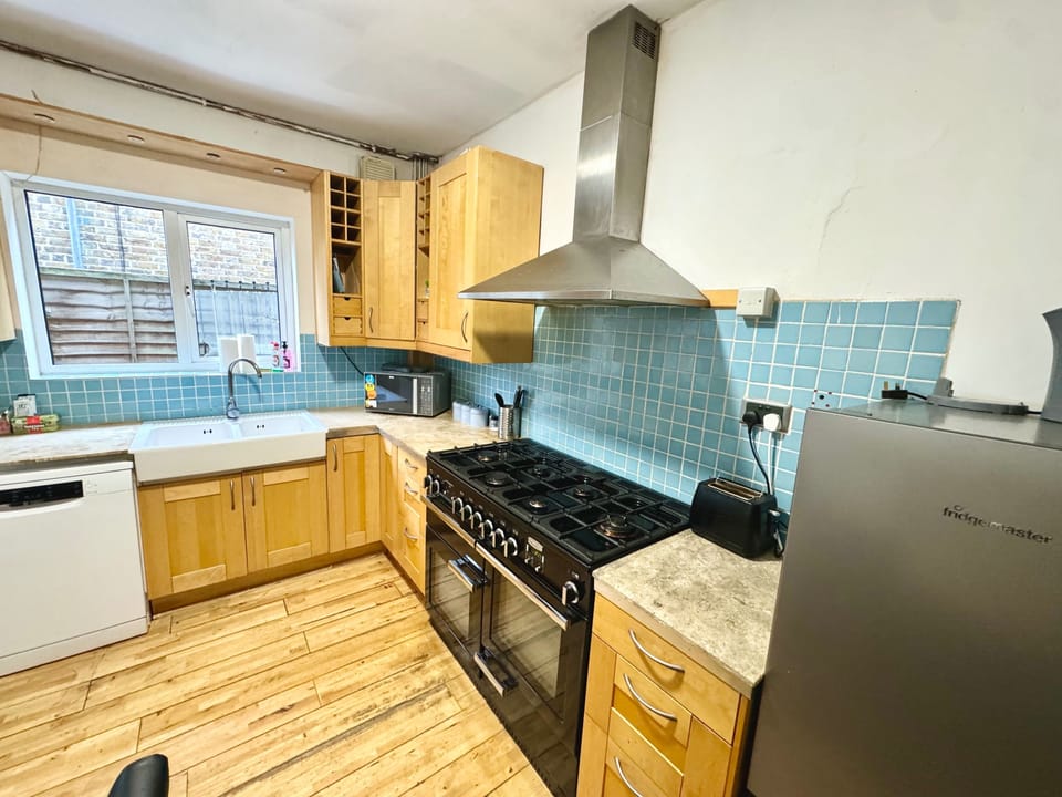 House | Private kitchen | Fridge, microwave, oven, stovetop