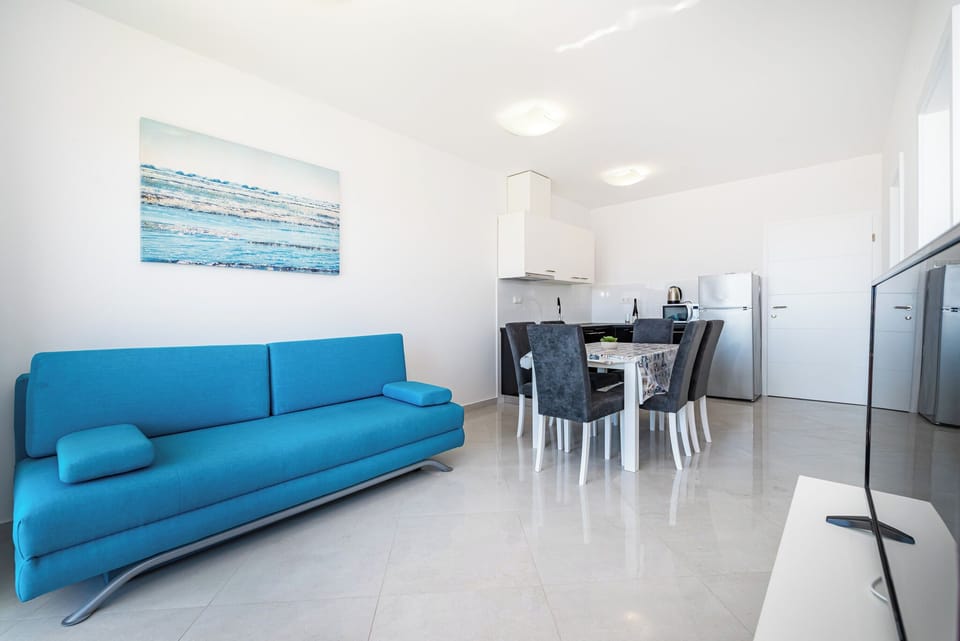 Apartment, 1 Bedroom, Balcony, City View | Living area