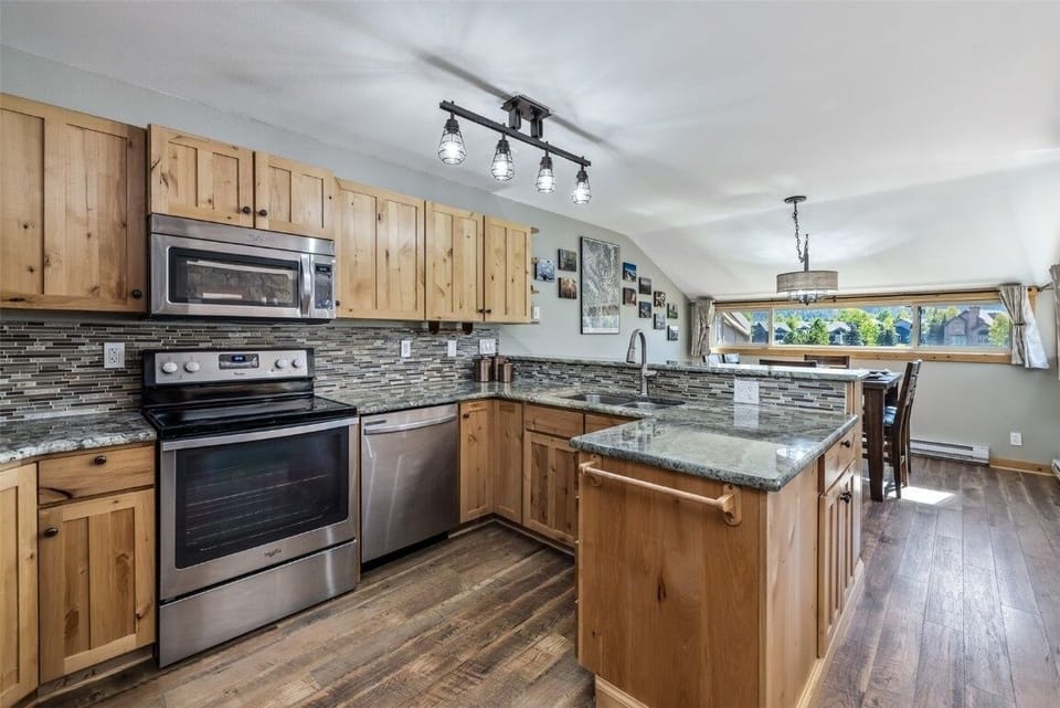 Condo, 3 Bedrooms | Private kitchen | Fridge, oven, coffee/tea maker, toaster