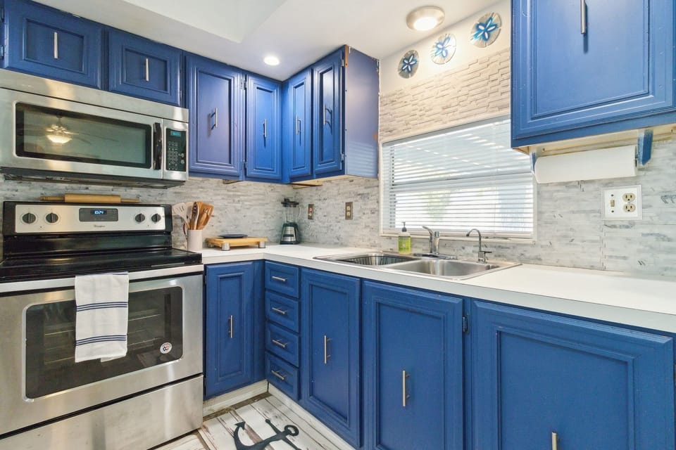 Cottage, 2 Bedrooms | Private kitchen | Fridge, oven, coffee/tea maker, toaster