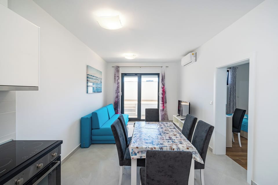 Apartment, 2 Bedrooms, Balcony, City View | Interior
