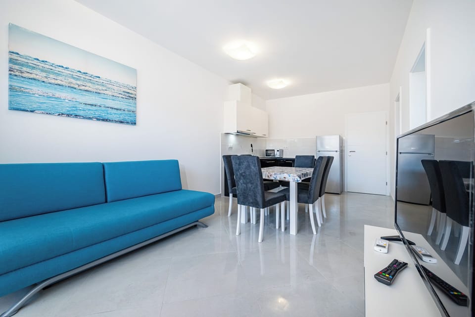 Apartment, 1 Bedroom, Balcony, City View | Interior
