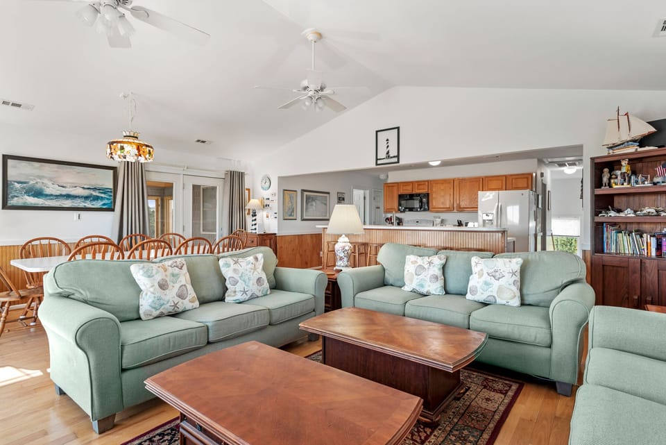 HISA606: Sandpiper | Top Level Living Area