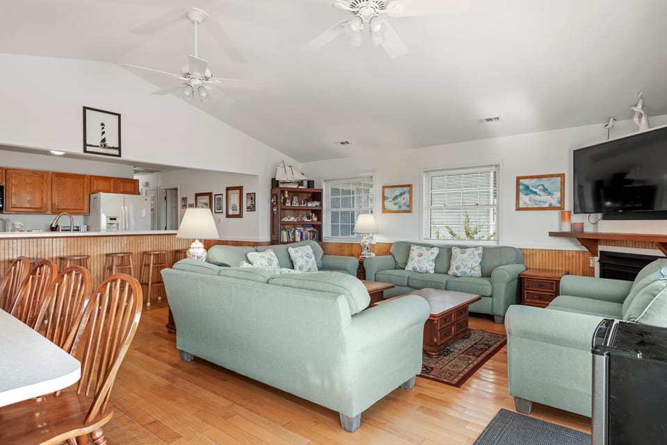 HISA606: Sandpiper | Top Level Living Area
