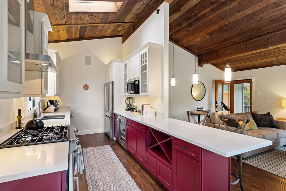 Just bring food! The well-stocked kitchen makes cooking a pleasure.