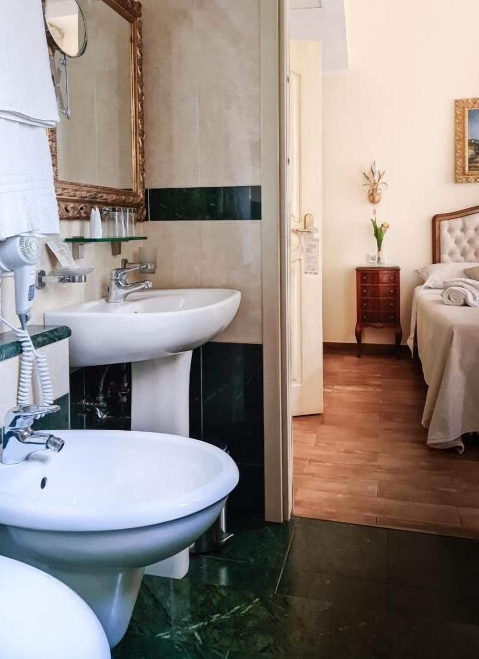 Deluxe Double Room | Bathroom | Shower, rainfall showerhead, hair dryer, bidet