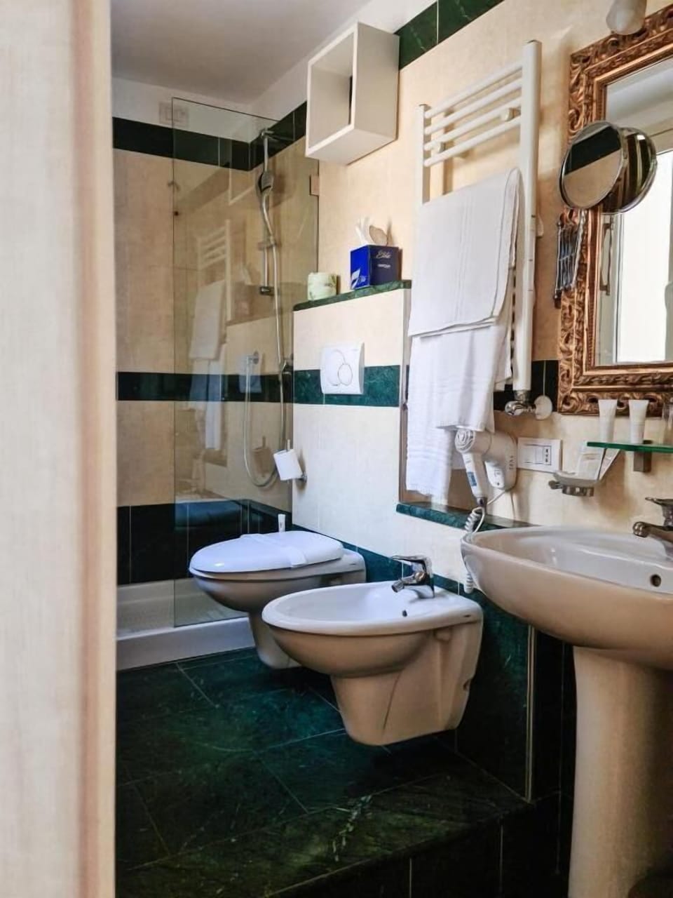Deluxe Double Room | Bathroom | Shower, rainfall showerhead, hair dryer, bidet