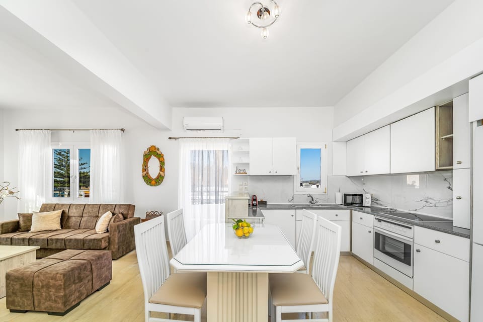 Luxury Suite | Private kitchen | Full-size fridge, microwave, oven, stovetop