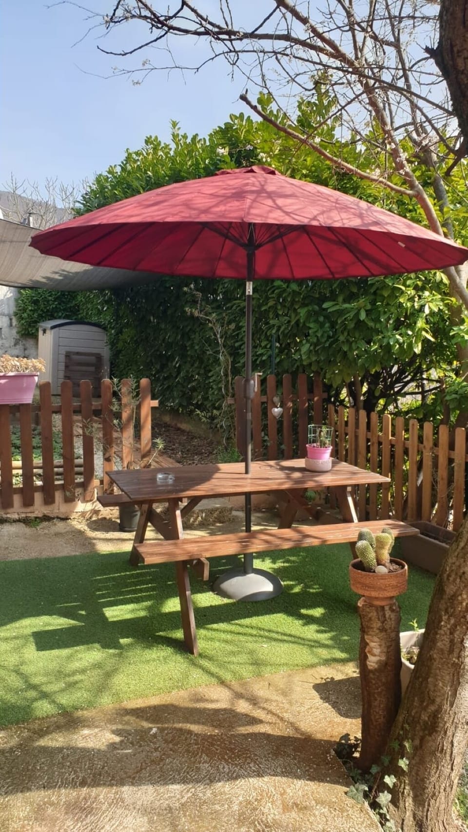 Terrasse privative ombragée au niveau du gîte.