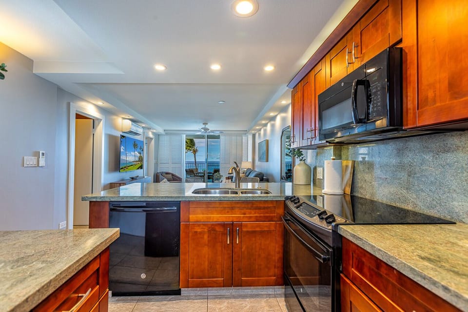 Beautiful kitchen with all your basic cooking appliances