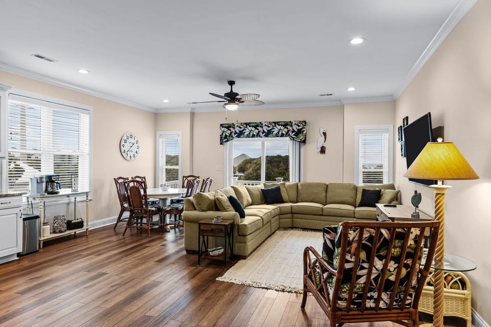 Large Living Room/Dining Area!