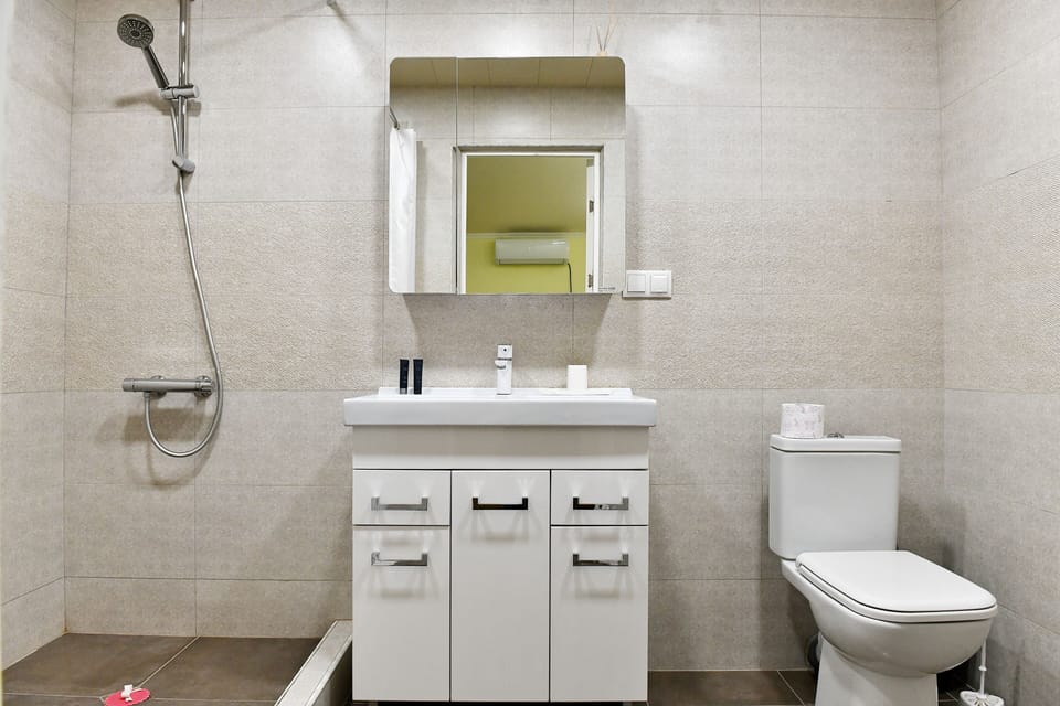 Shower, hydromassage showerhead, hair dryer, slippers