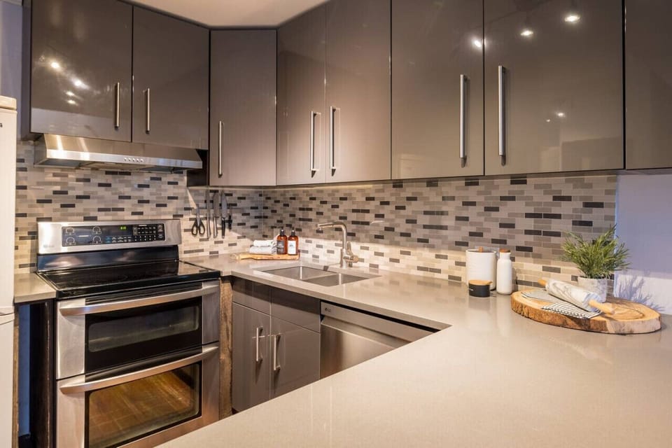 Discover a simple yet fully-equipped kitchen featuring an oven, stove, refrigerator, and dishwasher. Your culinary retreat awaits – where simplicity meets functionality for a delightful stay!