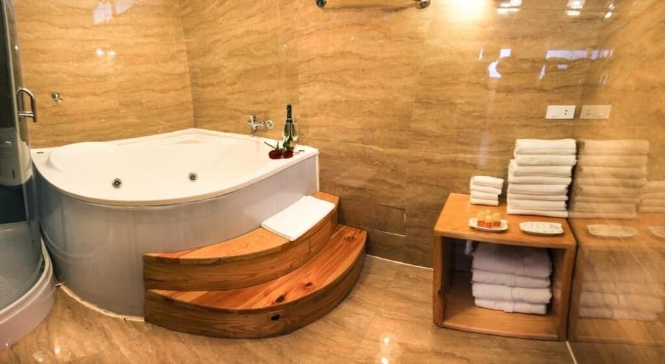 Comfort Studio Suite, Multiple Beds | Bathroom | Towels