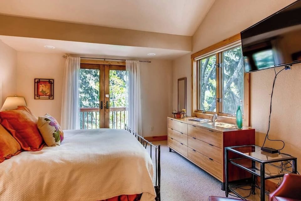 Upper Level Guest Bedroom w Queen Bed