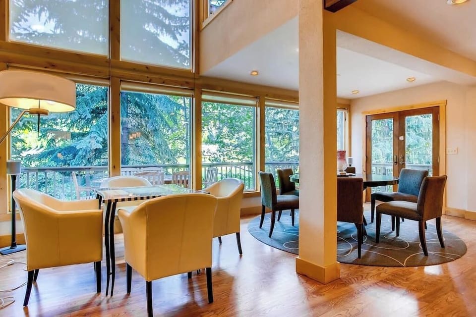 Living Room Seating / Views