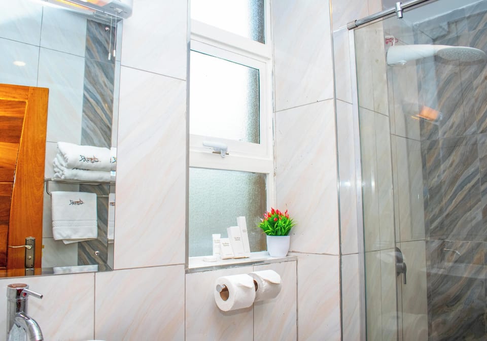 Shower, rainfall showerhead, free toiletries, bathrobes
