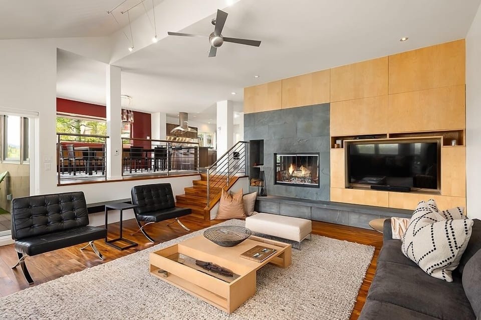 Woodburning fireplace, flat screen TV, ample seating and amazing views on Fanny Hill.