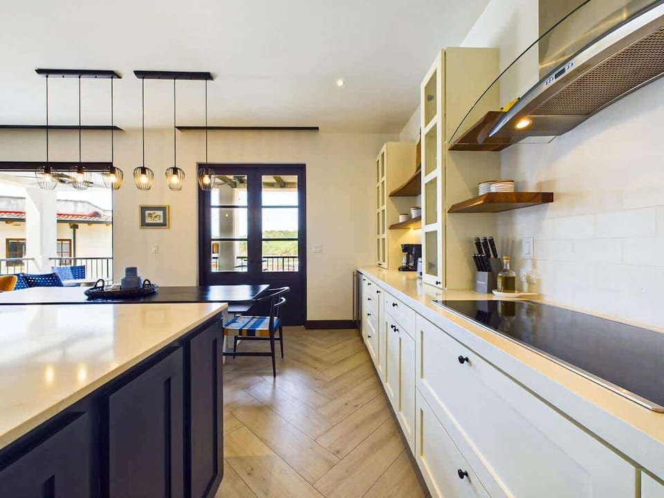 Gourmet kitchen, fully stocked
