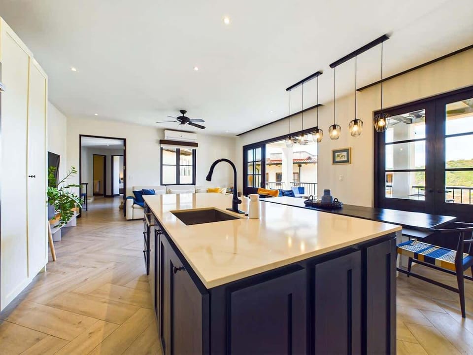 Gourmet kitchen, fully equipped