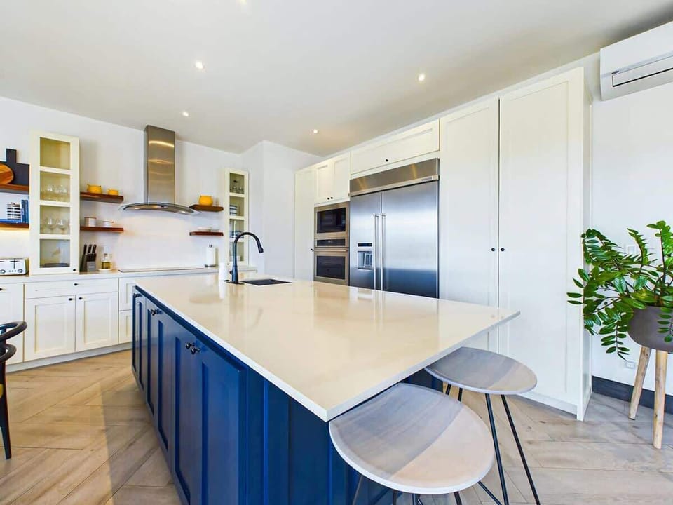 Gourmet kitchen, oversized island, granite countertops