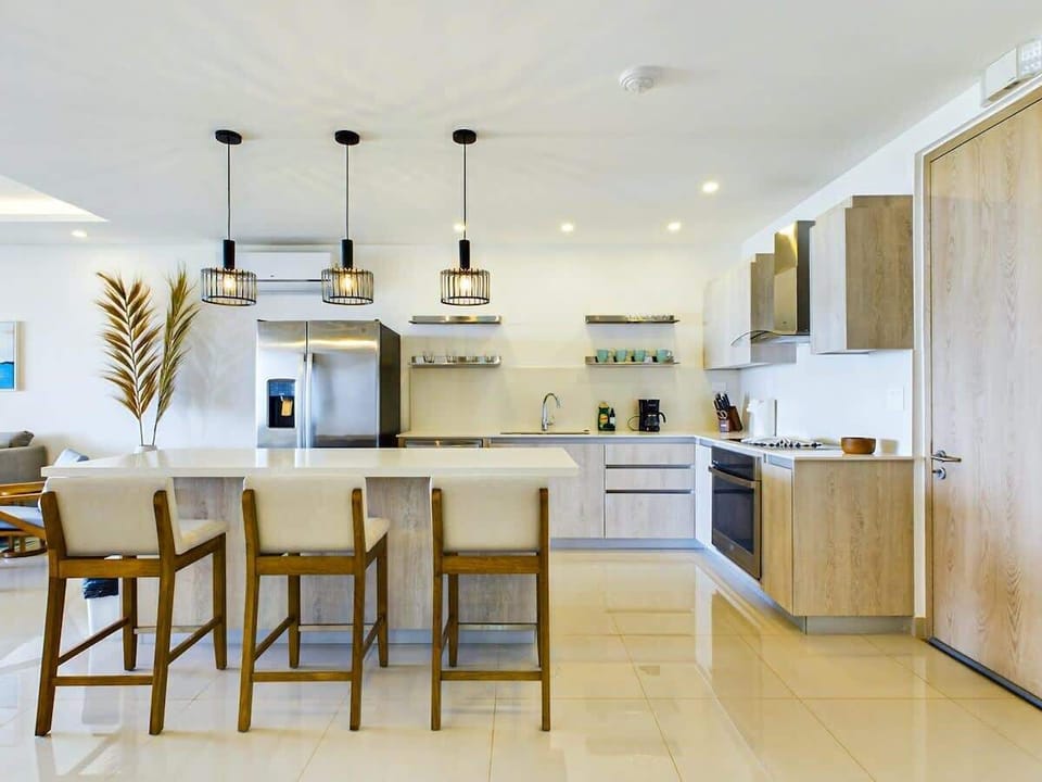 Gourmet kitchen, oversized island, granite countertops