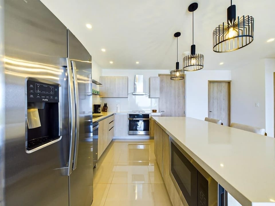 Gourmet kitchen, oversized island, granite countertops