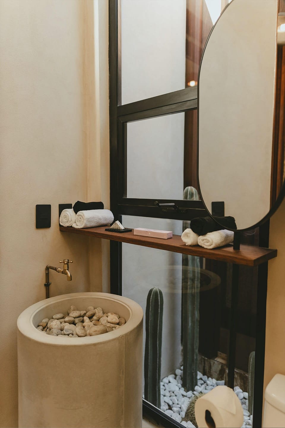 Design Room | 1 bedroom, in-room safe, desk, iron/ironing board
