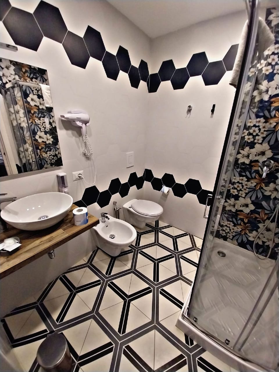 Basic Double Room | Bathroom | Shower, towels