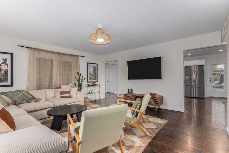 Living Room - Board games, 65" TV, Air conditioning