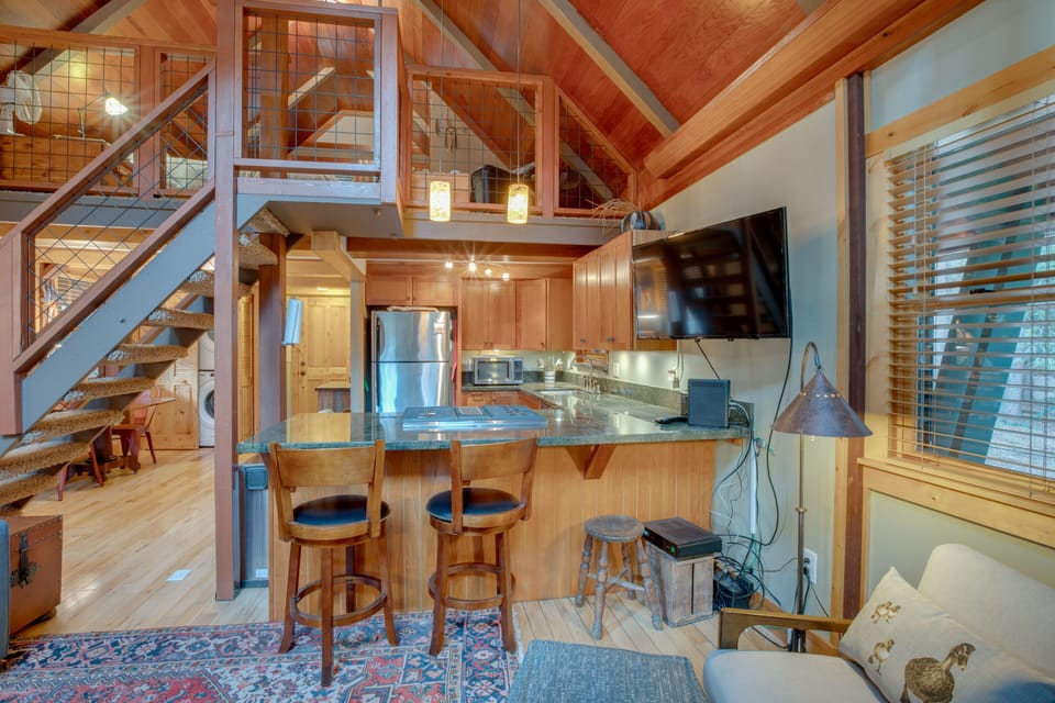 Breakfast Bar | Main Floor